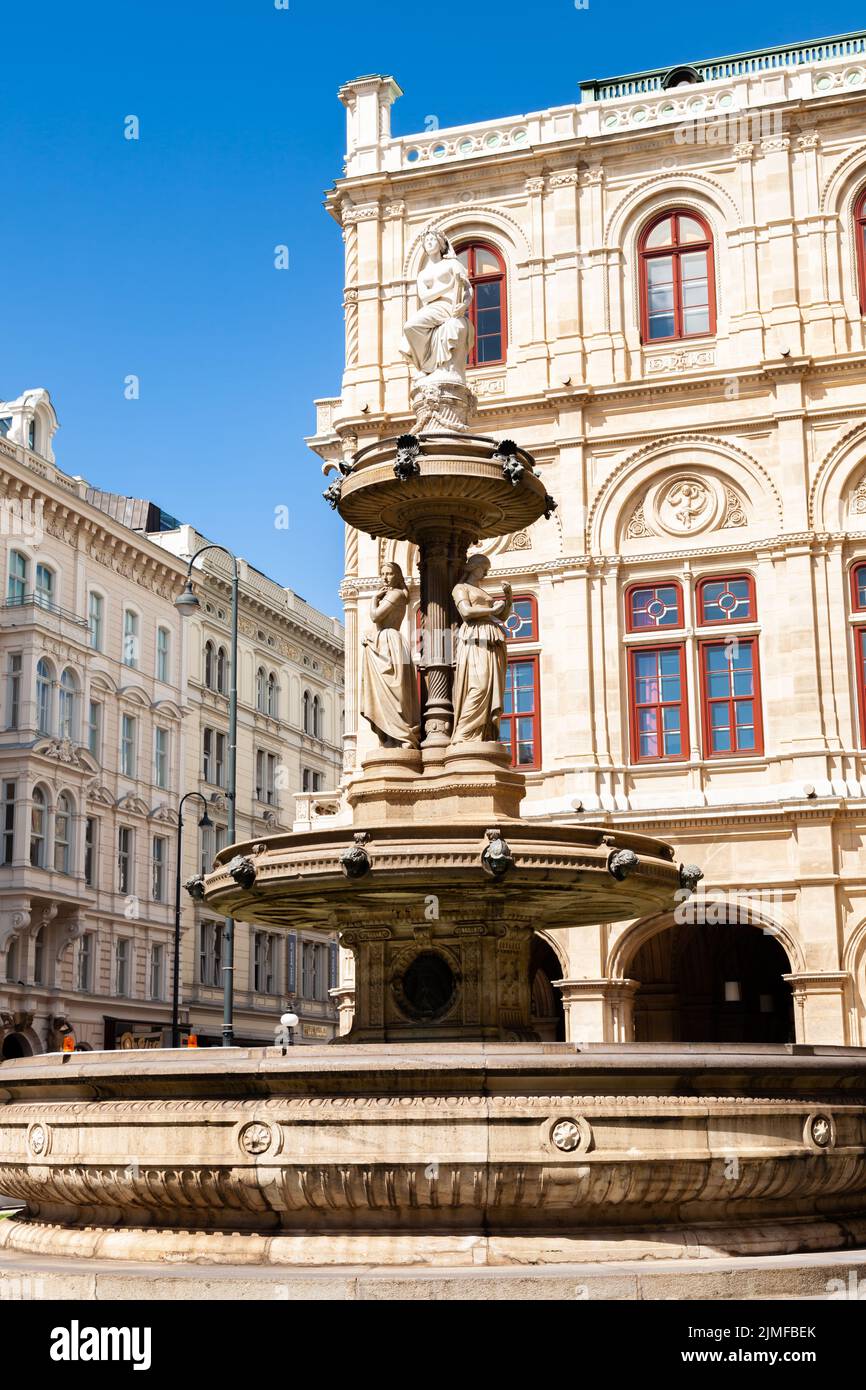 Vista della scultura presso la fontana di pietra di fronte al Teatro dell'Opera. Foto Stock