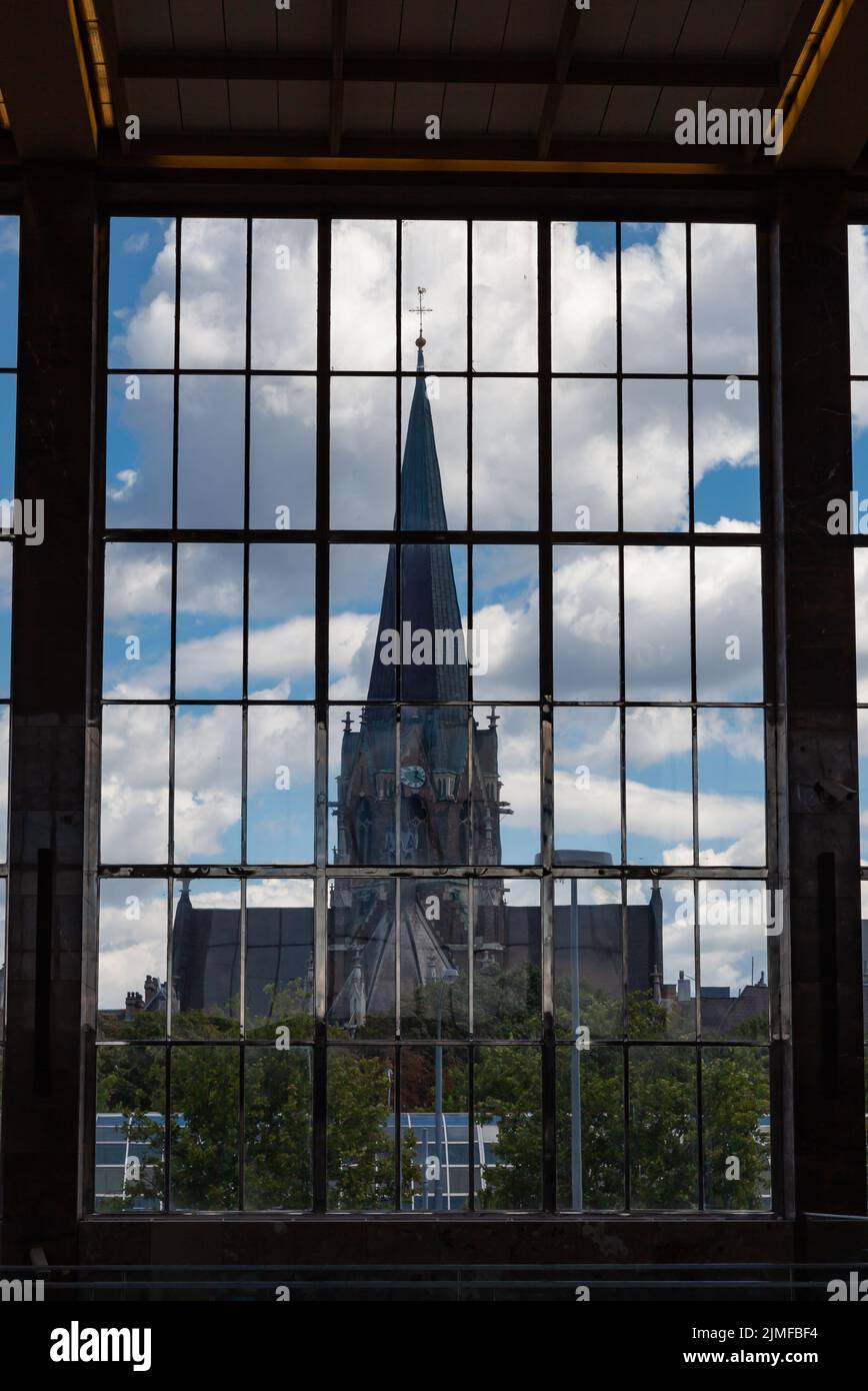 Vista di una chiesa vicino alla stazione ferroviaria ovest di Vienna, Foto Stock