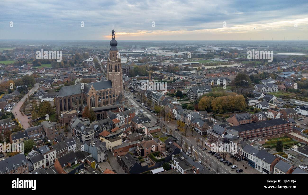 Hoogstraten. Regione fiamminga. Belgio 11-11-2021. Frammento di un panorama aereo della città di hoogstraten con il tardo gotico Foto Stock
