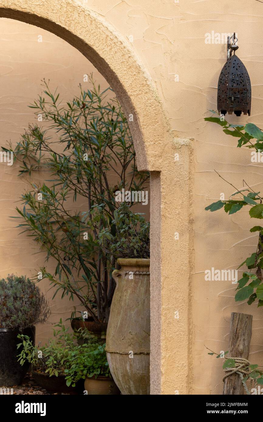 Lampada di stile arabo sulle pareti di un tipico edificio di stile architettonico mediorientale con archi e decorazioni turistiche Foto Stock