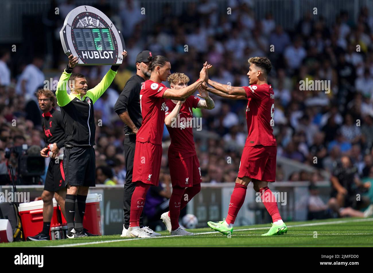 Darwin Nunez di Liverpool sostituisce il compagno di squadra Roberto Firmino durante la partita della Premier League al Craven Cottage di Londra. Data foto: Sabato 6 agosto 2022. Foto Stock
