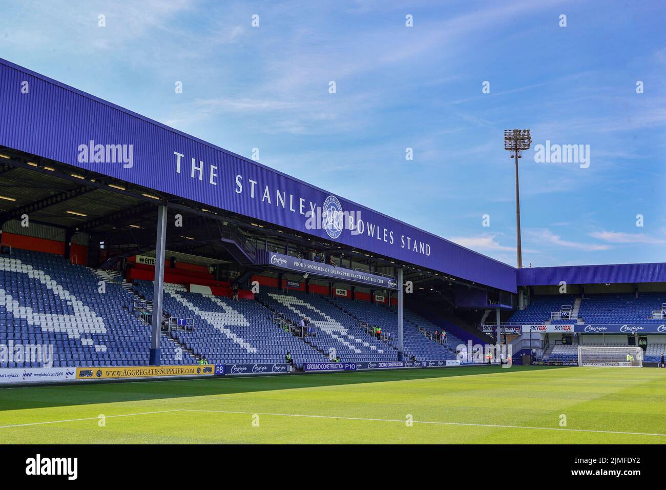 Il nuovo Stanley Bowles si trova al Loftus Road del QPR prima della partita del campionato Sky Bet tra i Queens Park Rangers e Middlesbrough al Loftus Road Stadium di Londra sabato 6th agosto 2022. (Credit: Ian Randall | MI News) Credit: MI News & Sport /Alamy Live News Foto Stock