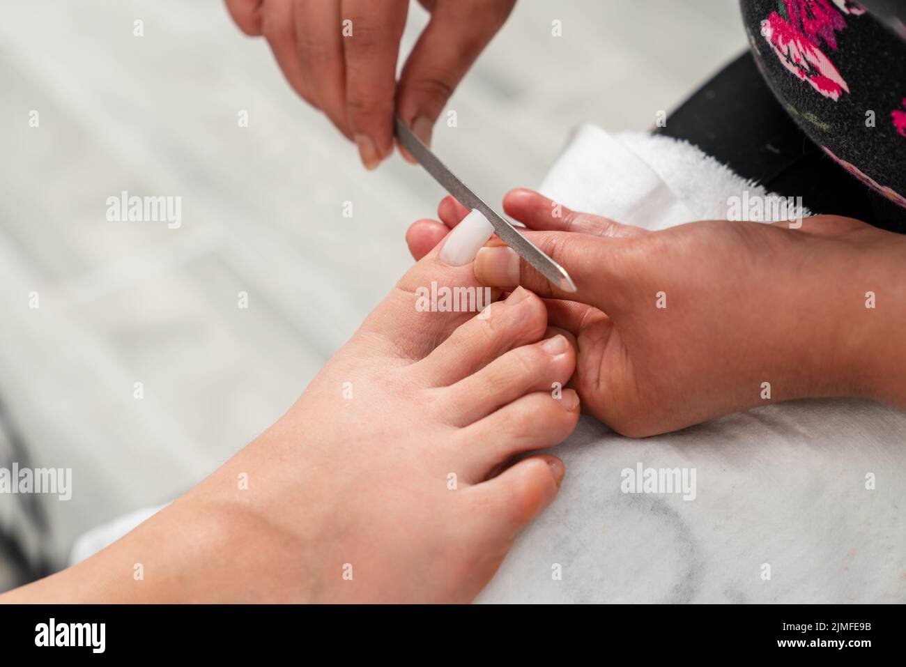 Primo piano della foto di deposito toenail. Donna ottenere professionale pedicure trattamento nel salone di bellezza. Bellezza e concetto cosmetico. Foto di alta qualità Foto Stock