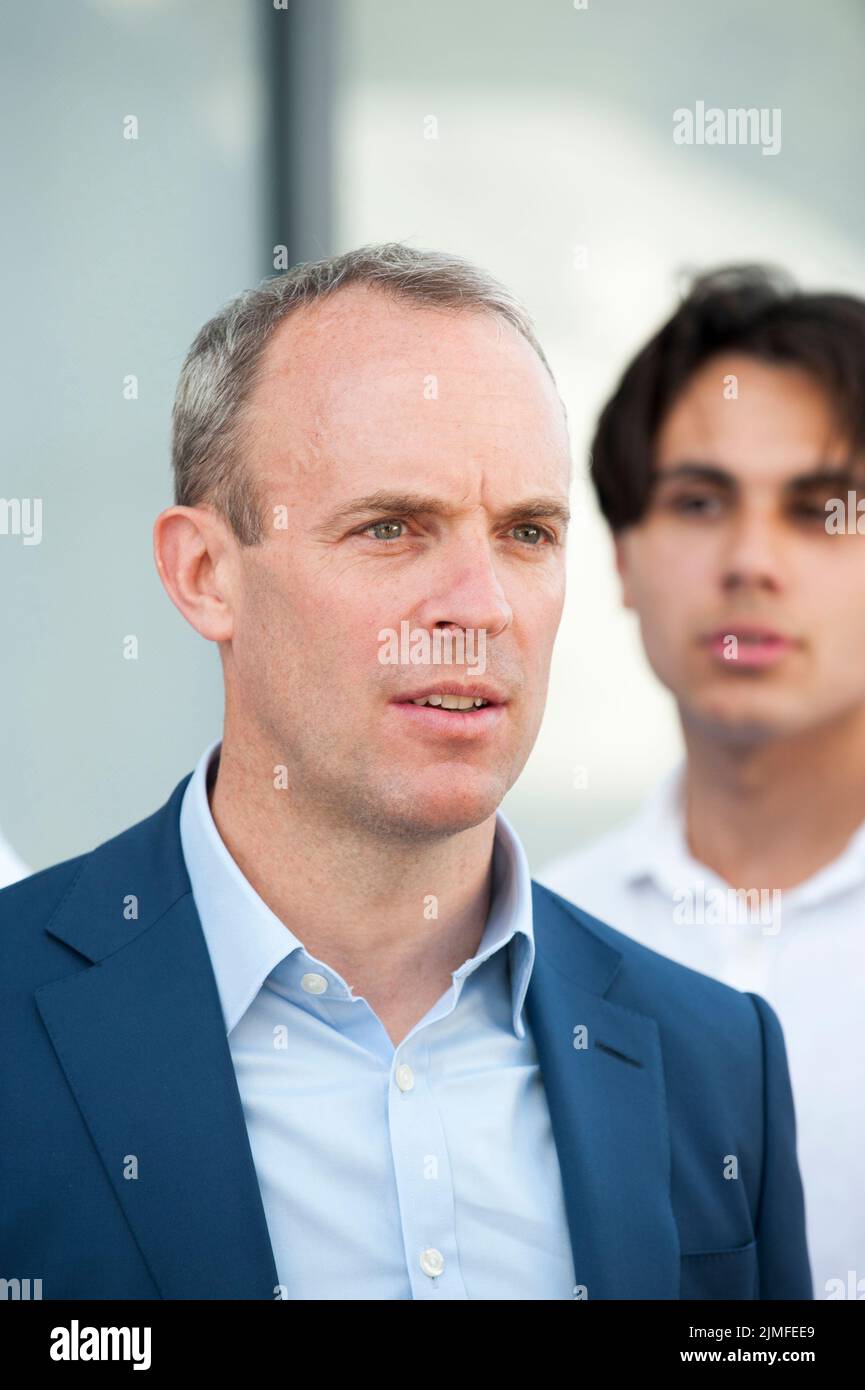 Dominic Raab, vice primo ministro, deputato per Esher e Walton arriva a Eastbourne per sostenere il deputato di Rishi Sunak come candidato alla campagna per sostituire Boris Johnson come leader del partito e primo ministro. Foto Stock