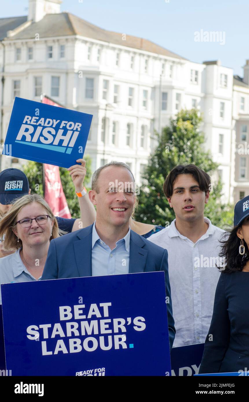 Dominic Raab, vice primo ministro, deputato per Esher e Walton arriva a Eastbourne per sostenere il deputato di Rishi Sunak come candidato alla campagna per sostituire Boris Johnson come leader del partito e primo ministro. Foto Stock