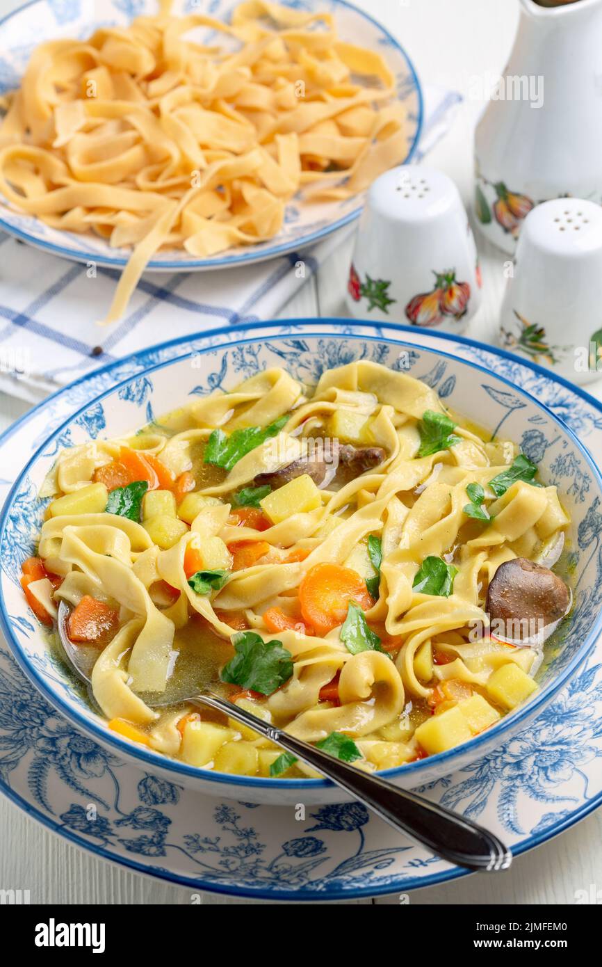 Tagliatelle fatte in casa con brodo di pollo e verdure. Foto Stock