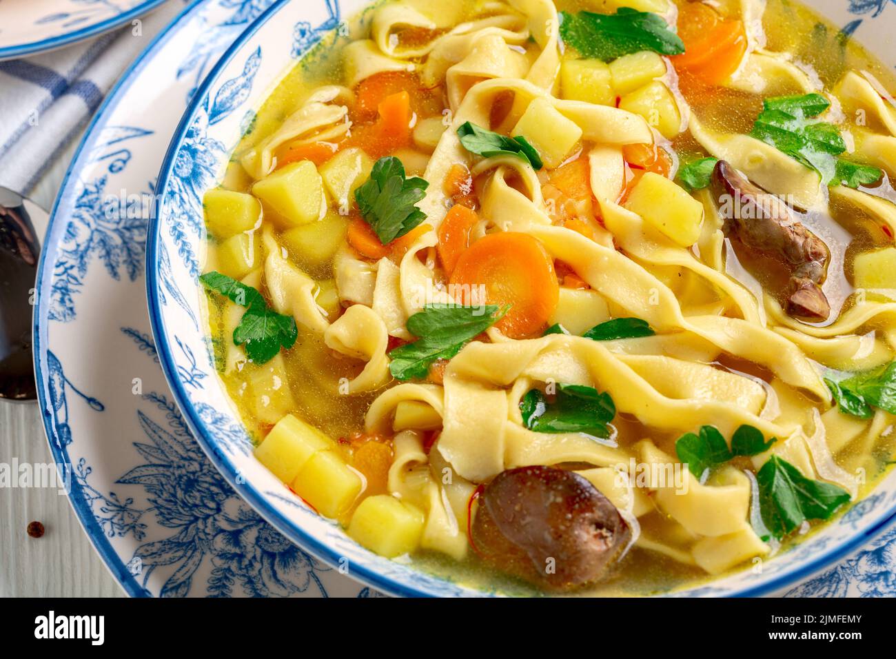 Zuppa di pollo con tagliatelle fatte in casa. Foto Stock