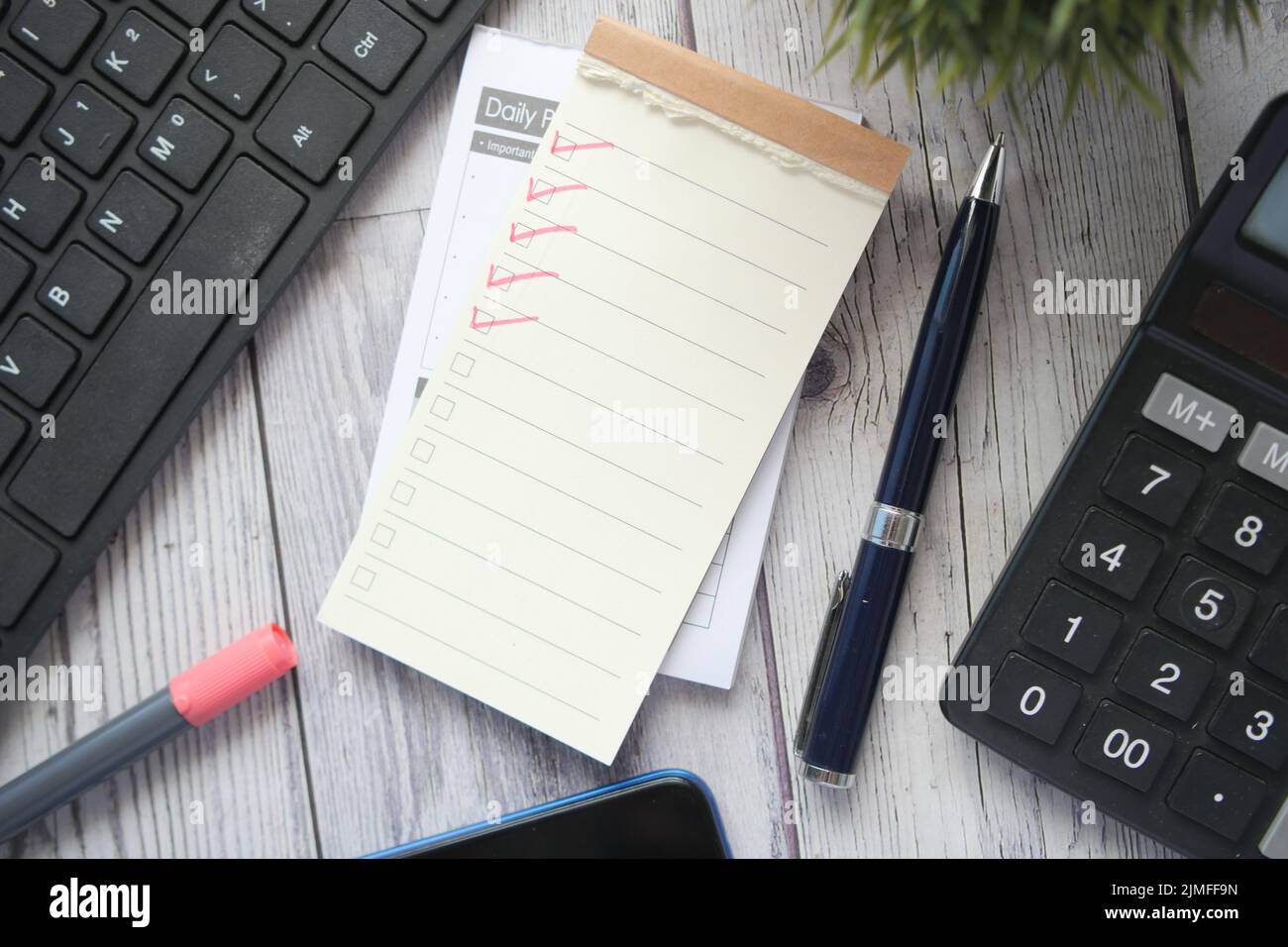 selezionare una casella di controllo su un foglio Foto Stock