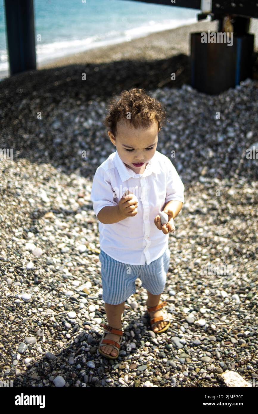 Bambino felice in camicia bianca e pantaloncini blu. Foto Stock