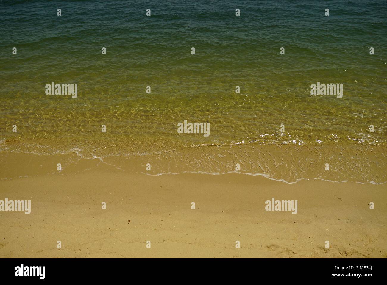 Una splendida vista sulle onde dell'oceano che colpiscono la riva Foto Stock