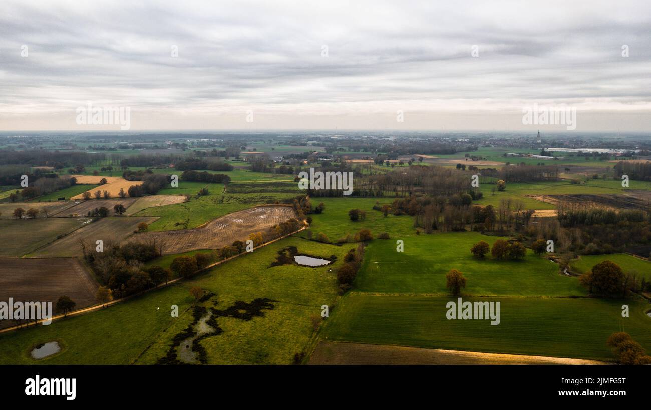 Terreno o paesaggio di campo verde in vista aerea. Includono fattoria agricola, casa di costruzione, villaggio. Quel bene immobile o proprietà Foto Stock