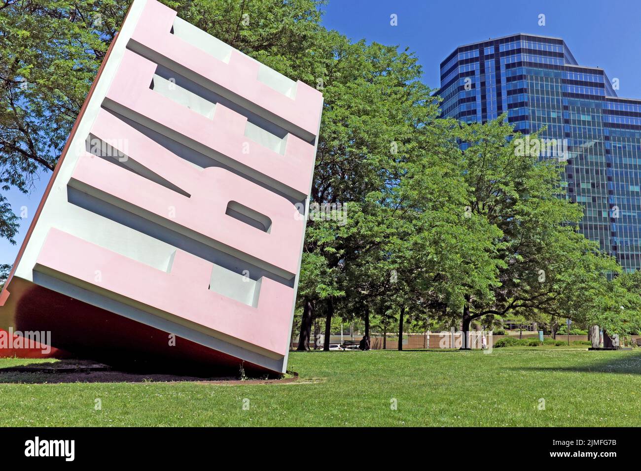 Francobollo a mano libera in stile pop art a Willard Park con la North Point Tower in lontananza il 4 giugno 2022. Foto Stock