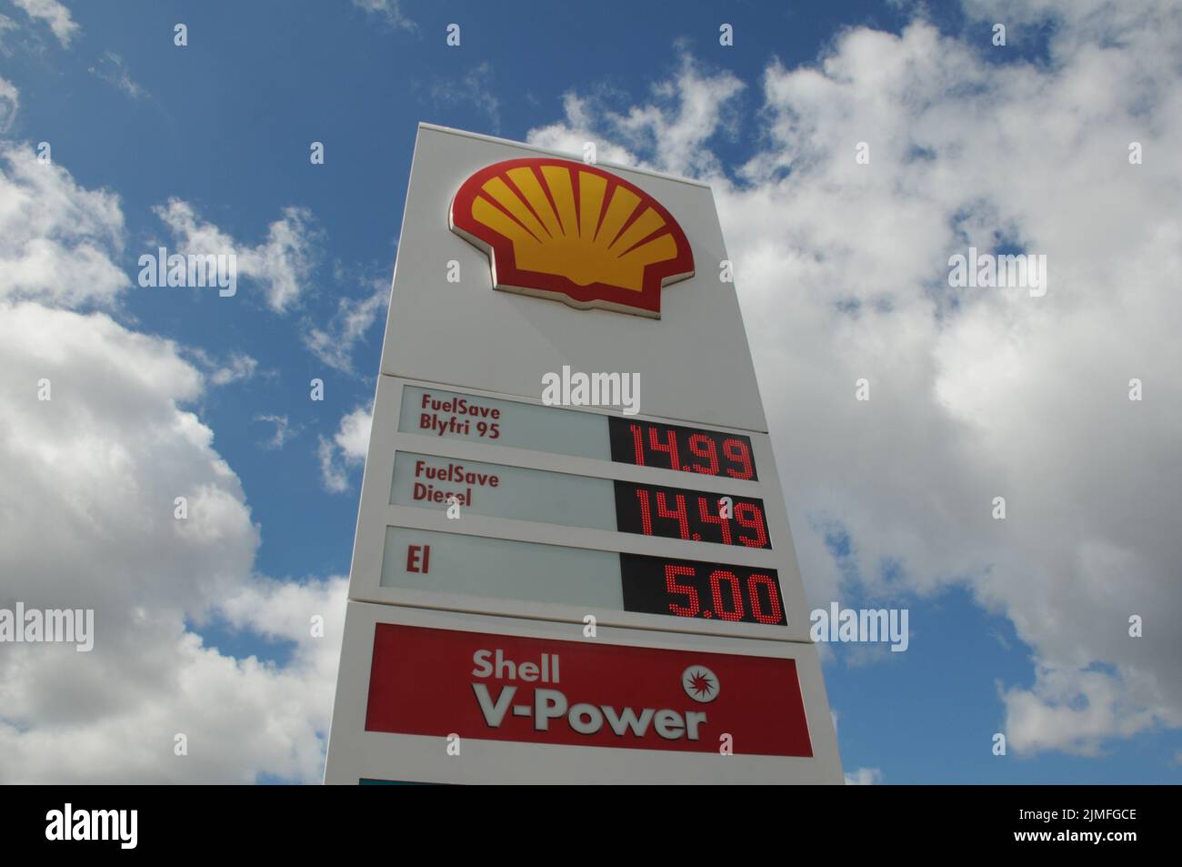 Kastrup/Copenhagen/Denmark/06 August 2022/Shell benzina e stazione di ricarica di gusci Prezzo basso Petro bordo su stazione di benzina di gusci nella capitale danese. (Foto..Francis Dean/Dean Pictures) Foto Stock
