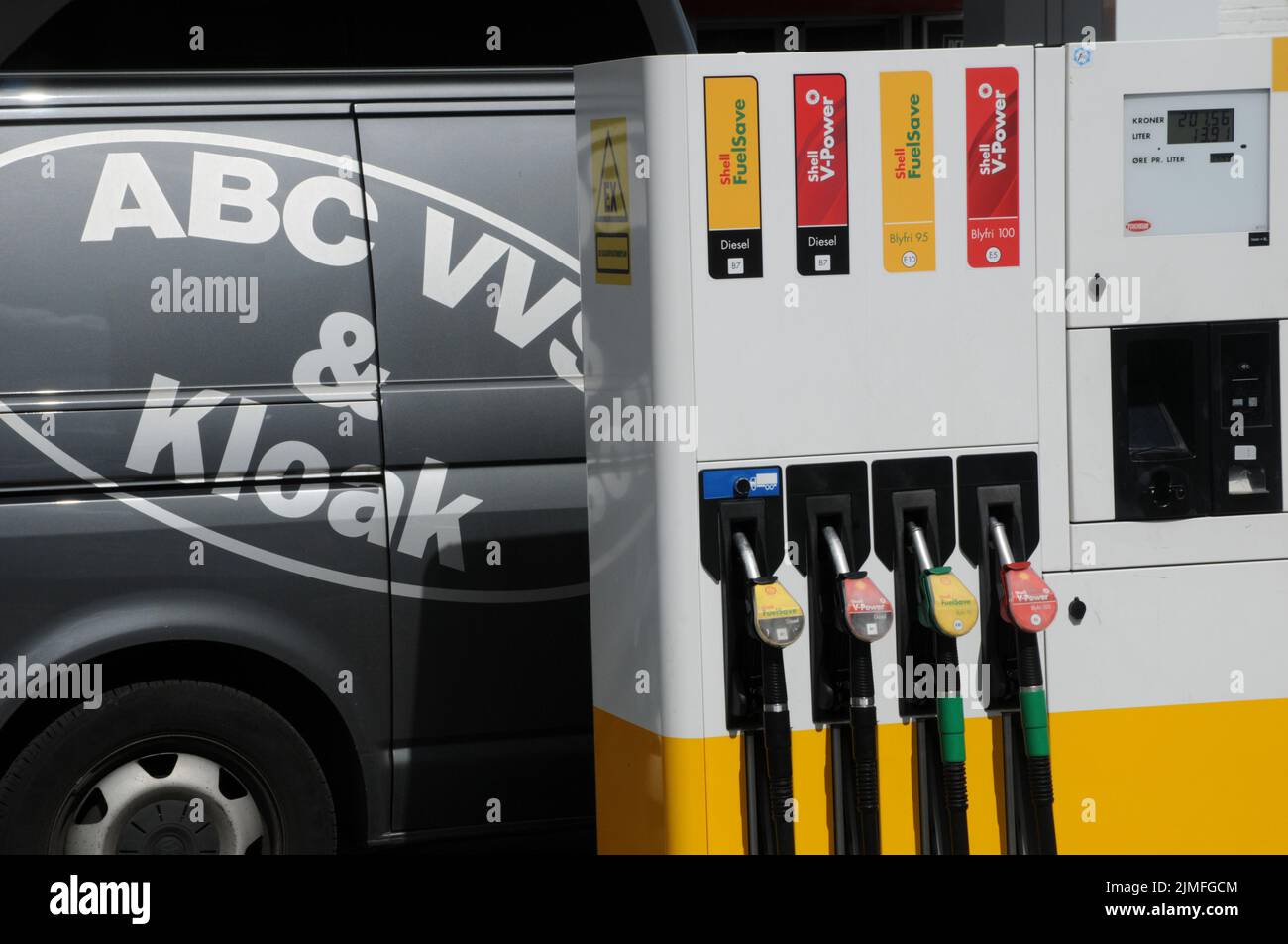 Kastrup/Copenhagen/Denmark/06 August 2022/Shell benzina e stazione di ricarica di gusci Prezzo basso Petro bordo su stazione di benzina di gusci nella capitale danese. (Foto..Francis Dean/Dean Pictures) Foto Stock