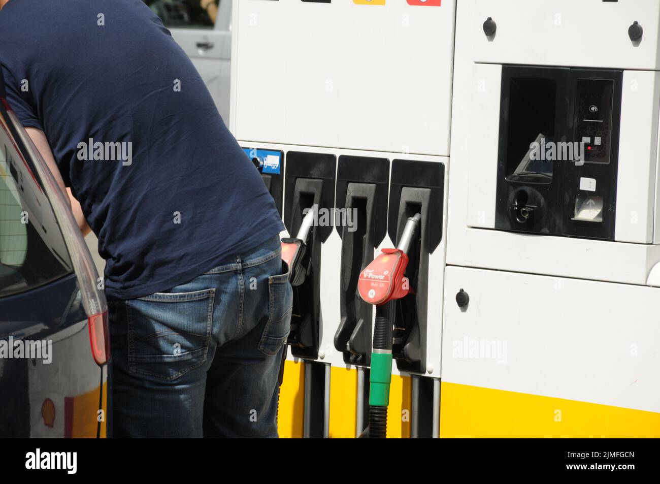 Kastrup/Copenhagen/Denmark/06 August 2022/Shell benzina e stazione di ricarica di gusci Prezzo basso Petro bordo su stazione di benzina di gusci nella capitale danese. (Foto..Francis Dean/Dean Pictures) Foto Stock