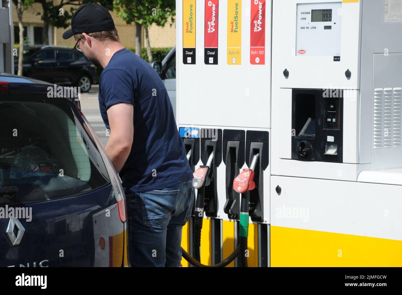 Kastrup/Copenhagen/Denmark/06 August 2022/Shell benzina e stazione di ricarica di gusci Prezzo basso Petro bordo su stazione di benzina di gusci nella capitale danese. (Foto..Francis Dean/Dean Pictures) Foto Stock