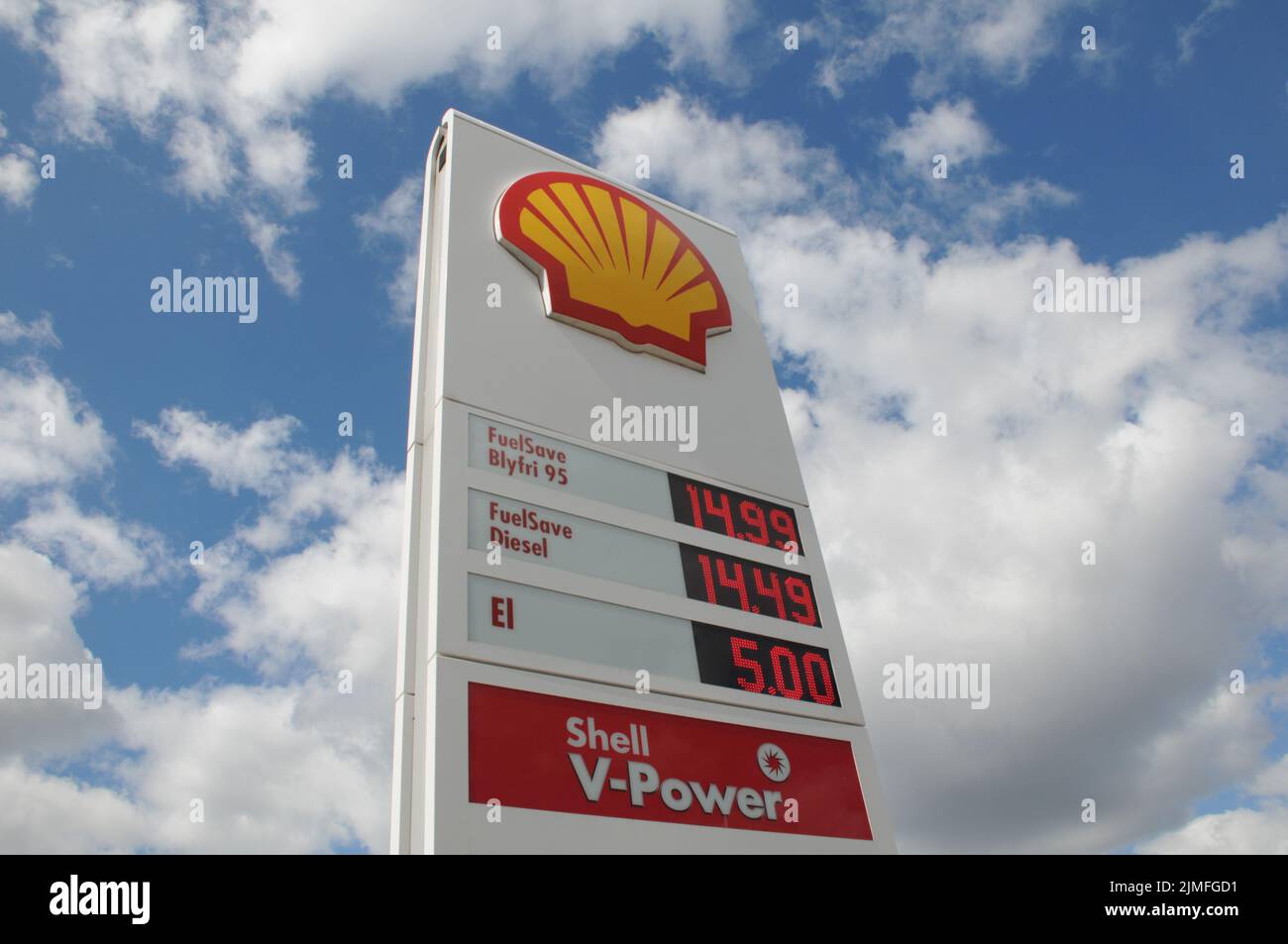 Kastrup/Copenhagen/Denmark/06 August 2022/Shell benzina e stazione di ricarica di gusci Prezzo basso Petro bordo su stazione di benzina di gusci nella capitale danese. (Foto..Francis Dean/Dean Pictures) Foto Stock