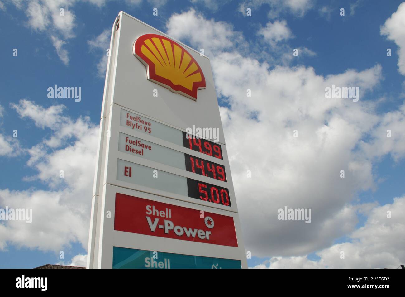 Kastrup/Copenhagen/Denmark/06 August 2022/Shell benzina e stazione di ricarica di gusci Prezzo basso Petro bordo su stazione di benzina di gusci nella capitale danese. (Foto..Francis Dean/Dean Pictures) Foto Stock