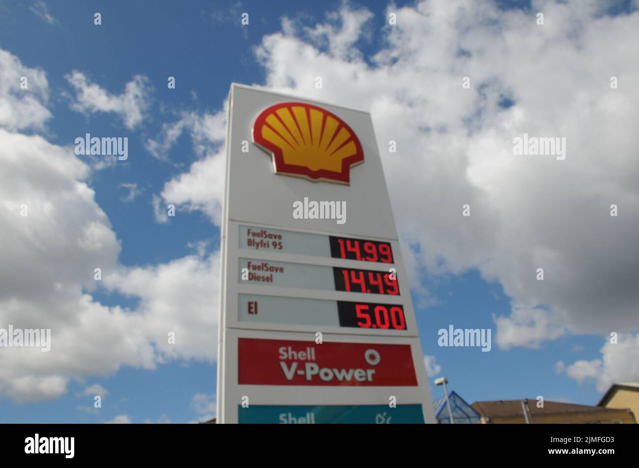 Kastrup/Copenhagen/Denmark/06 August 2022/Shell benzina e stazione di ricarica di gusci Prezzo basso Petro bordo su stazione di benzina di gusci nella capitale danese. (Foto..Francis Dean/Dean Pictures) Foto Stock