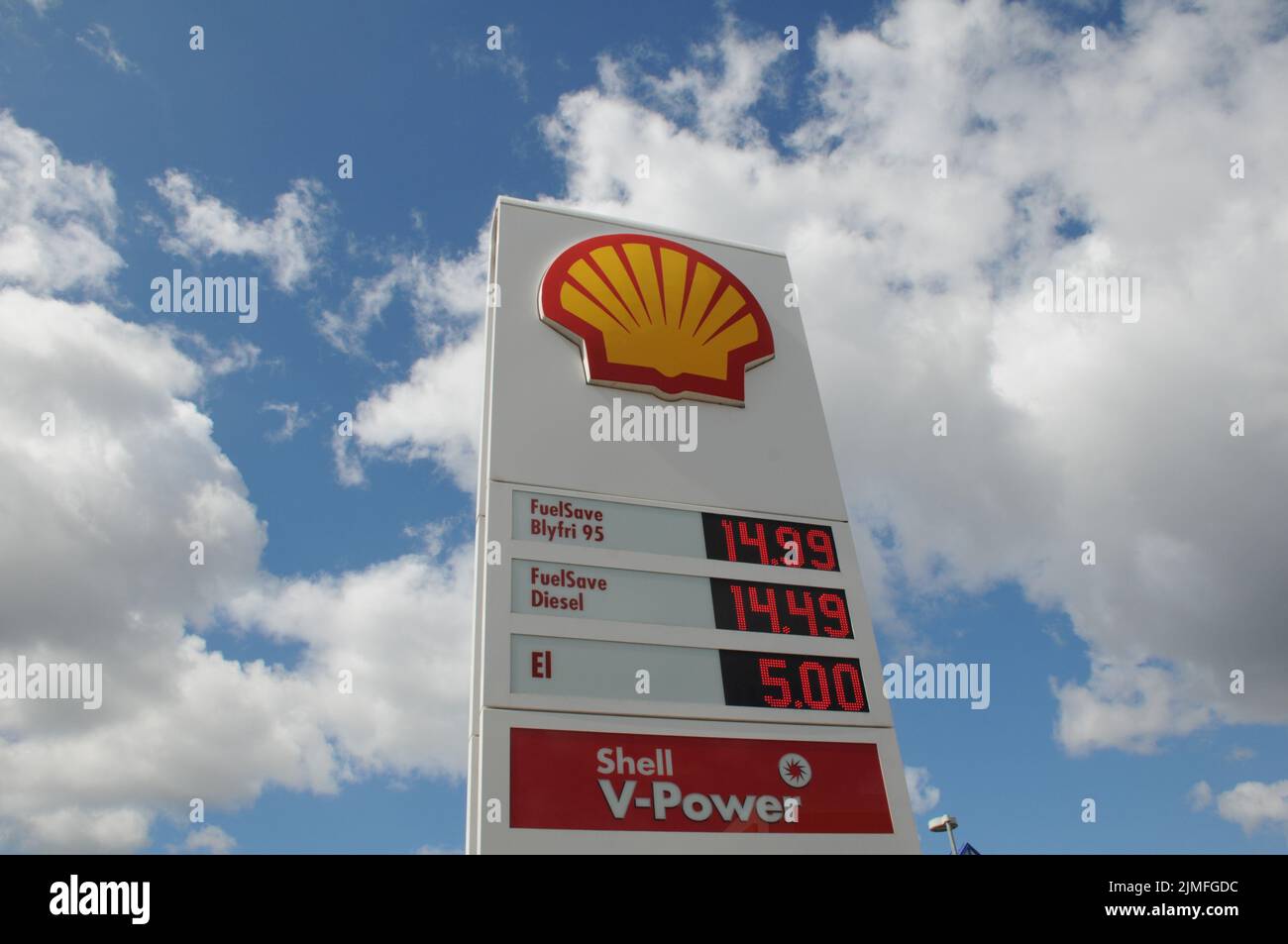 Kastrup/Copenhagen/Denmark/06 August 2022/Shell benzina e stazione di ricarica di gusci Prezzo basso Petro bordo su stazione di benzina di gusci nella capitale danese. (Foto..Francis Dean/Dean Pictures) Foto Stock