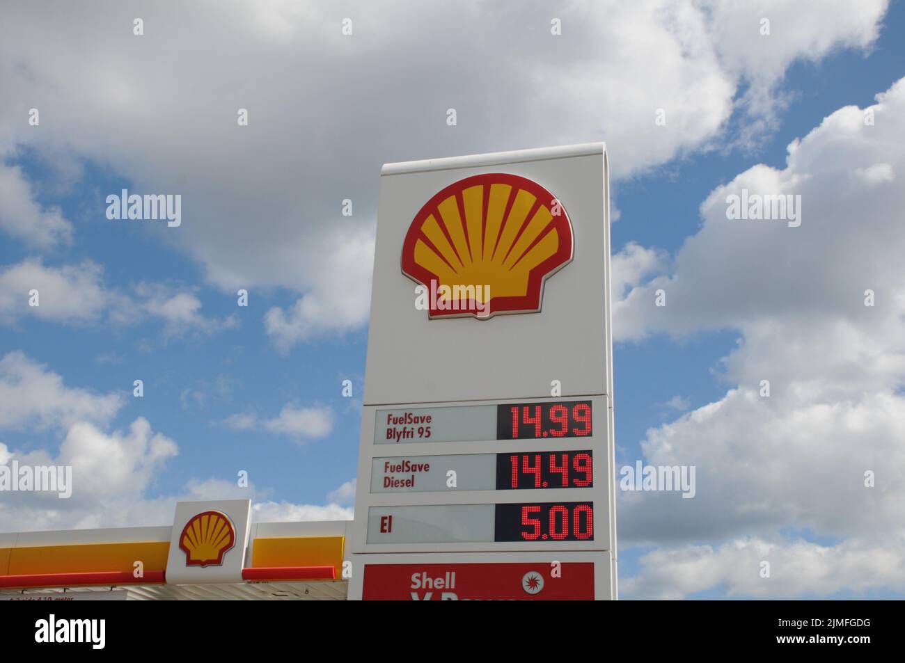 Kastrup/Copenhagen/Denmark/06 August 2022/Shell benzina e stazione di ricarica di gusci Prezzo basso Petro bordo su stazione di benzina di gusci nella capitale danese. (Foto..Francis Dean/Dean Pictures) Foto Stock