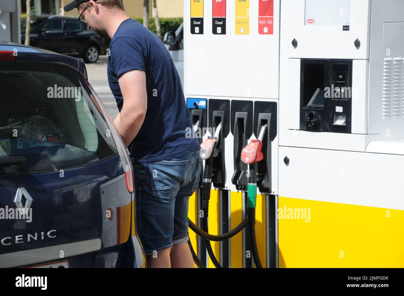 Kastrup/Copenhagen/Denmark/06 August 2022/Shell benzina e stazione di ricarica di gusci Prezzo basso Petro bordo su stazione di benzina di gusci nella capitale danese. (Foto..Francis Dean/Dean Pictures) Foto Stock