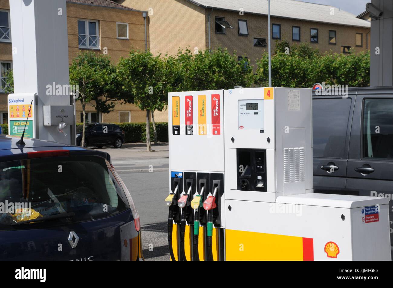 Kastrup/Copenhagen/Denmark/06 August 2022/Shell benzina e stazione di ricarica di gusci Prezzo basso Petro bordo su stazione di benzina di gusci nella capitale danese. (Foto..Francis Dean/Dean Pictures) Foto Stock