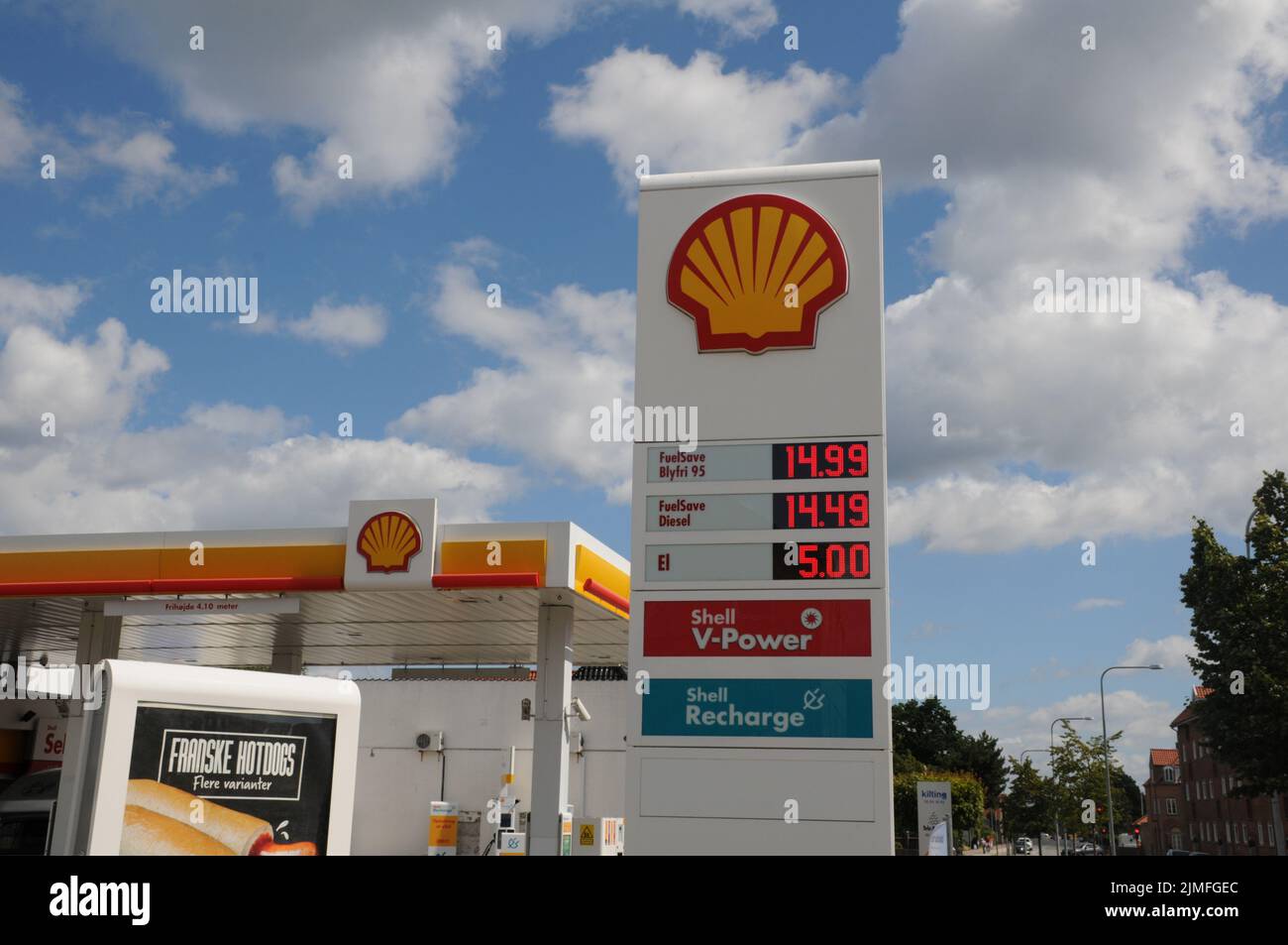 Kastrup/Copenhagen/Denmark/06 August 2022/Shell benzina e stazione di ricarica di gusci Prezzo basso Petro bordo su stazione di benzina di gusci nella capitale danese. (Foto..Francis Dean/Dean Pictures) Foto Stock