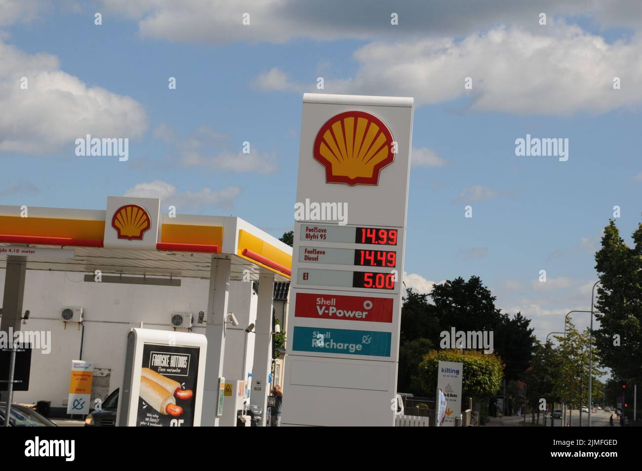 Kastrup/Copenhagen/Denmark/06 August 2022/Shell benzina e stazione di ricarica di gusci Prezzo basso Petro bordo su stazione di benzina di gusci nella capitale danese. (Foto..Francis Dean/Dean Pictures) Foto Stock