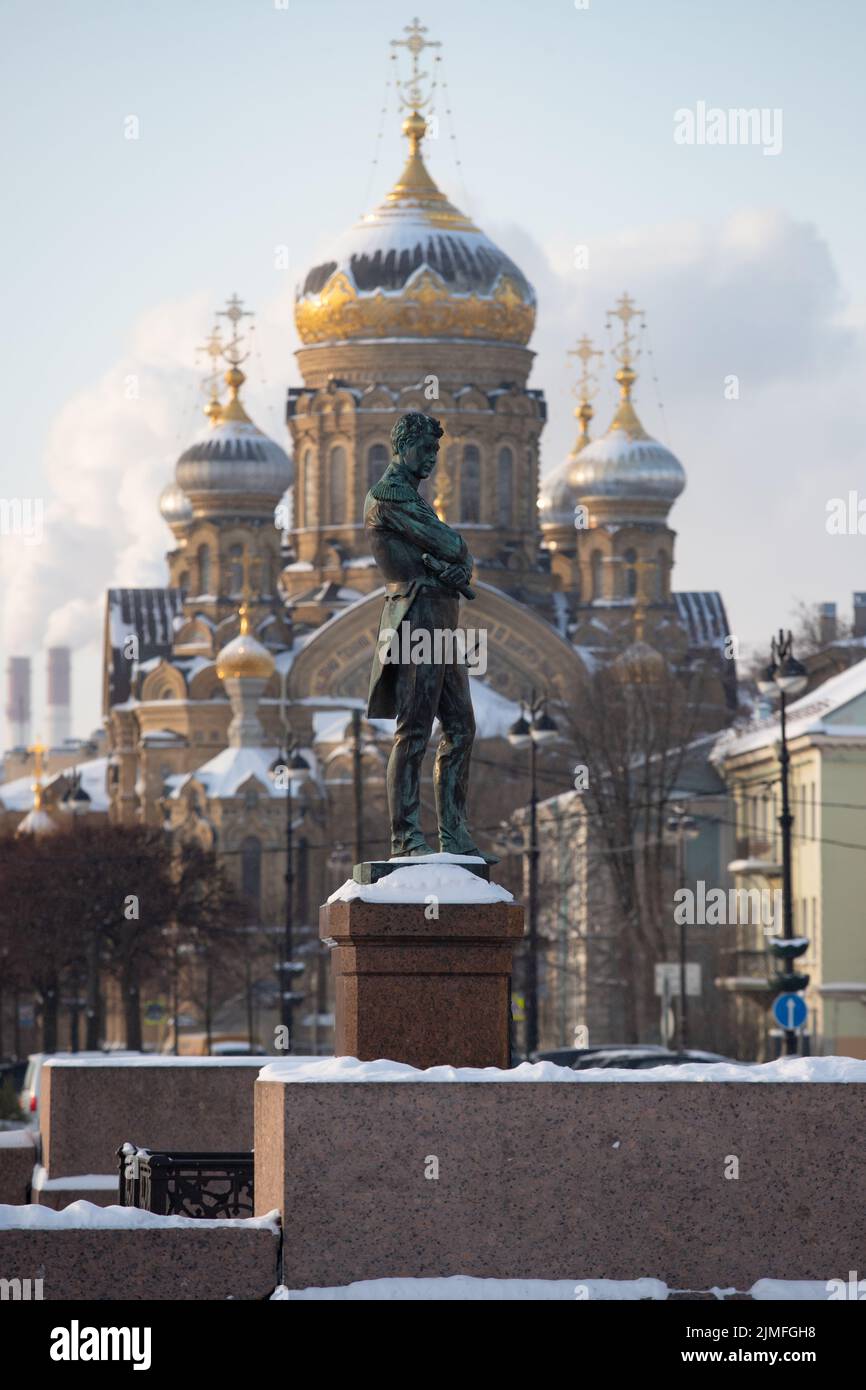 Monumento al navigatore Kruzenshtern di fronte alla Cattedrale del tenente Schmidt in una chiara giornata invernale gelida, cupola dorata Foto Stock