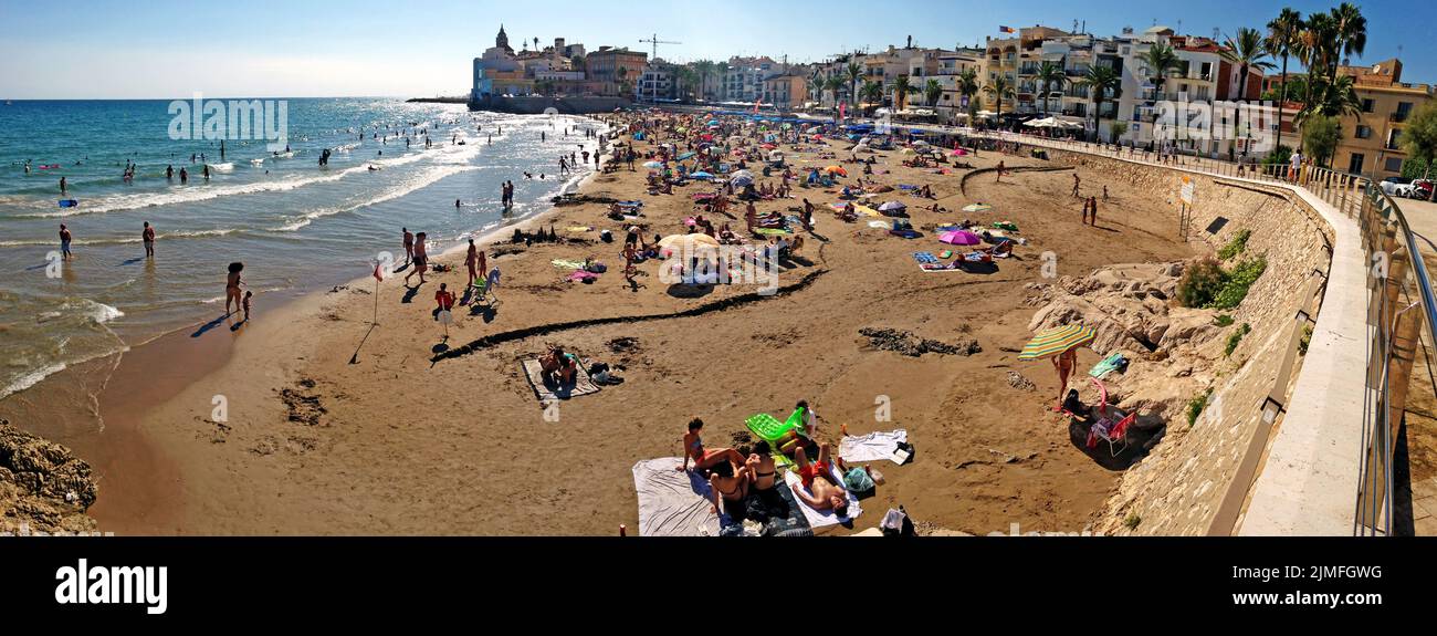 Panoramica della spiaggia di San Sebastian, conosciuta anche come Platja de Sant Sebastia, in un pomeriggio di agosto a Sitges, Spagna. Foto Stock
