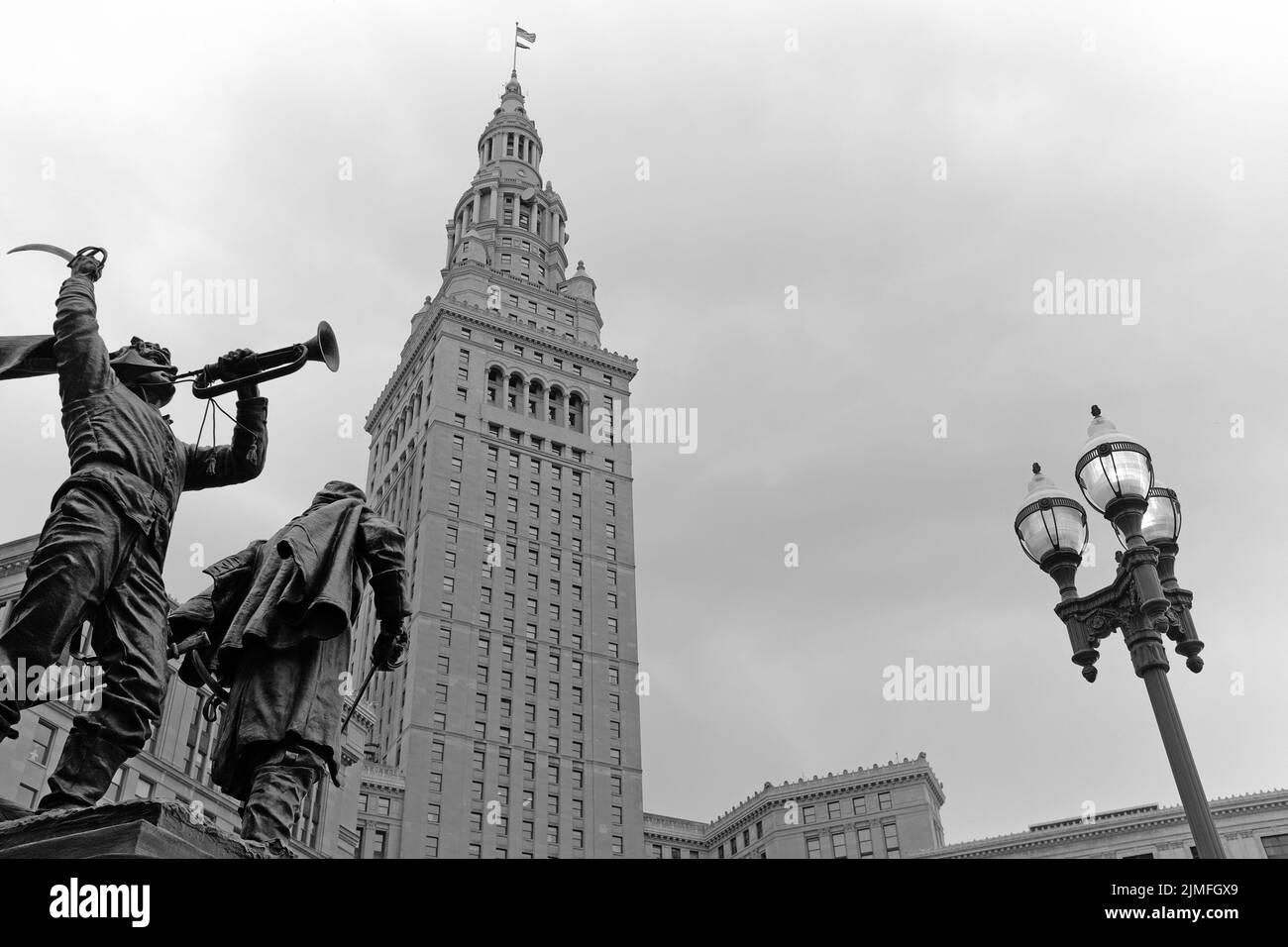 Sovrastato il cielo di prima serata sulla Piazza pubblica di Cleveland, Ohio, mette in evidenza la storica Terminal Tower e una parte del Soldiers and Sailors Monument. Foto Stock