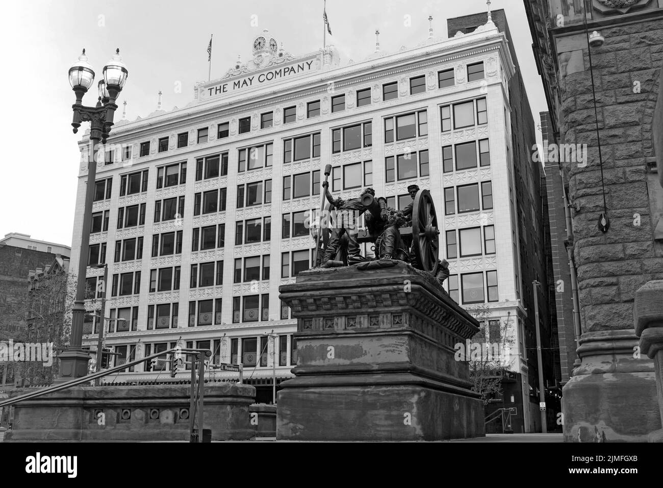 Il May Company Building sulla piazza pubblica di Cleveland, Ohio, di fronte al Soldiers and Sailors Monument in bianco e nero. Foto Stock