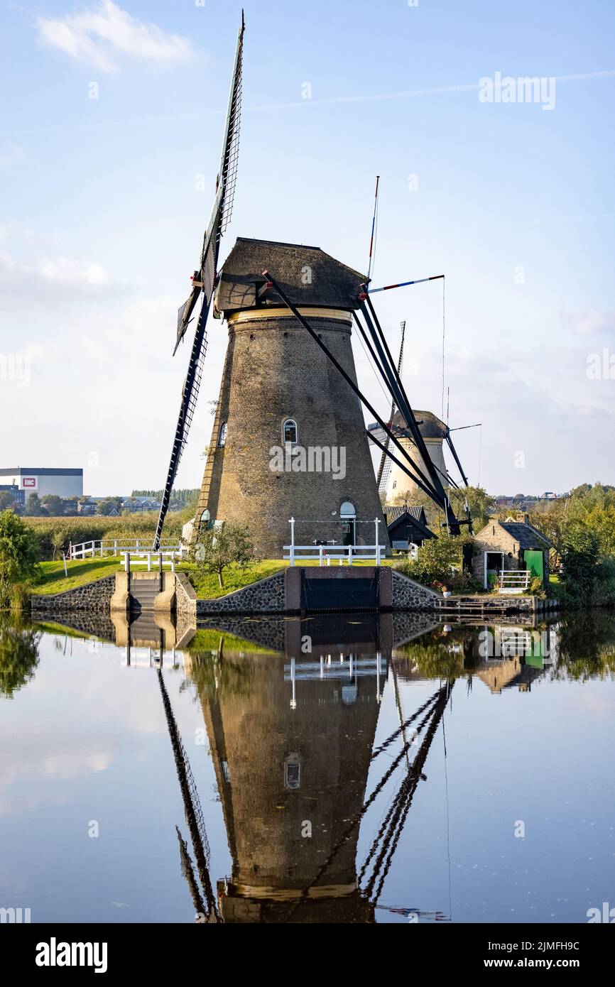 Foto verticale di uno dei famosi mulini a vento olandesi a Kinderdijk, sito patrimonio dell'umanità dell'UNESCO. Nella foto è un mulino dei 19 mulini a vento a Kin Foto Stock