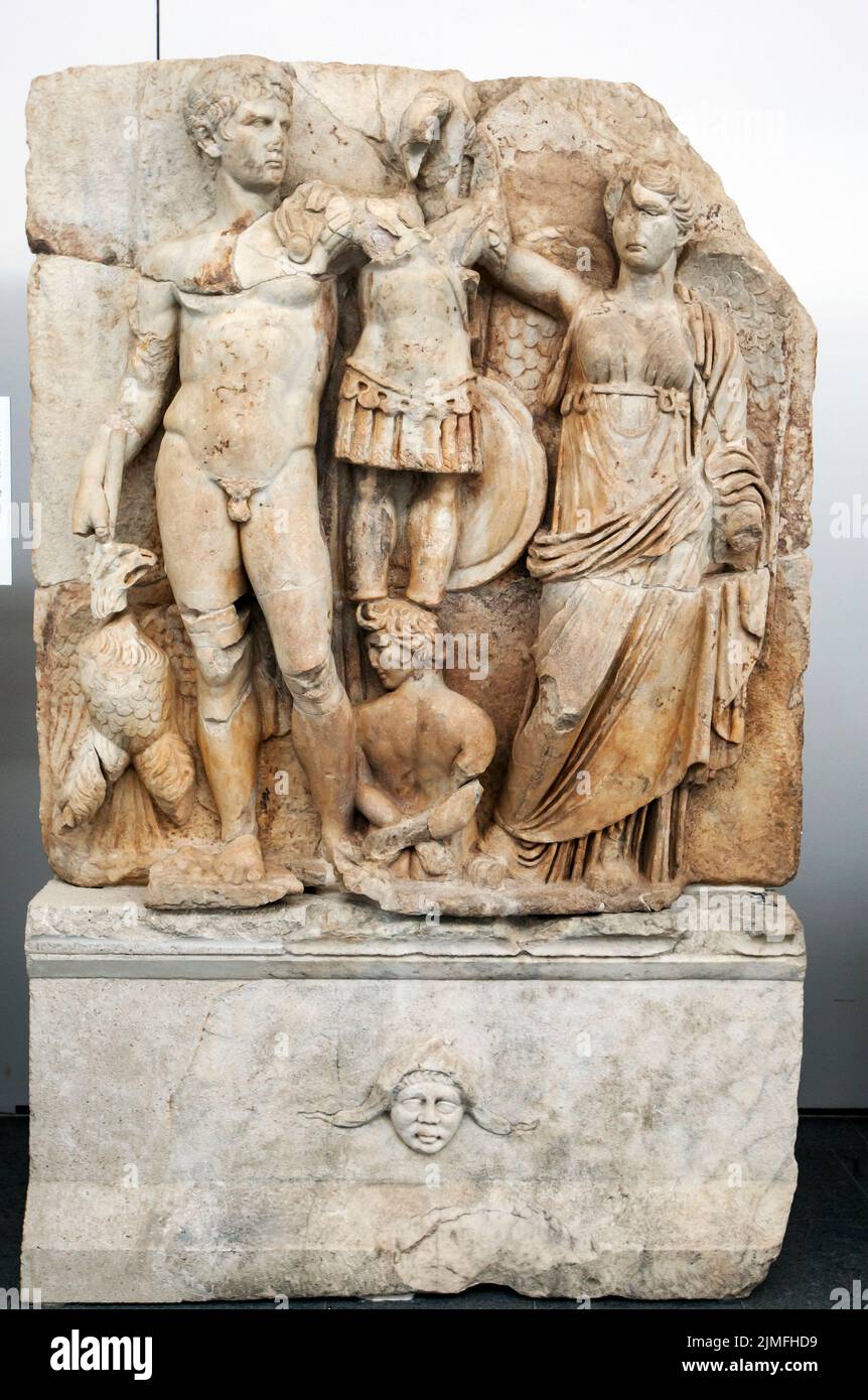 Un'antica statua in pietra all'interno del Museo Afrodisia in Turchia intitolata Augusto e Vittoria. Foto Stock
