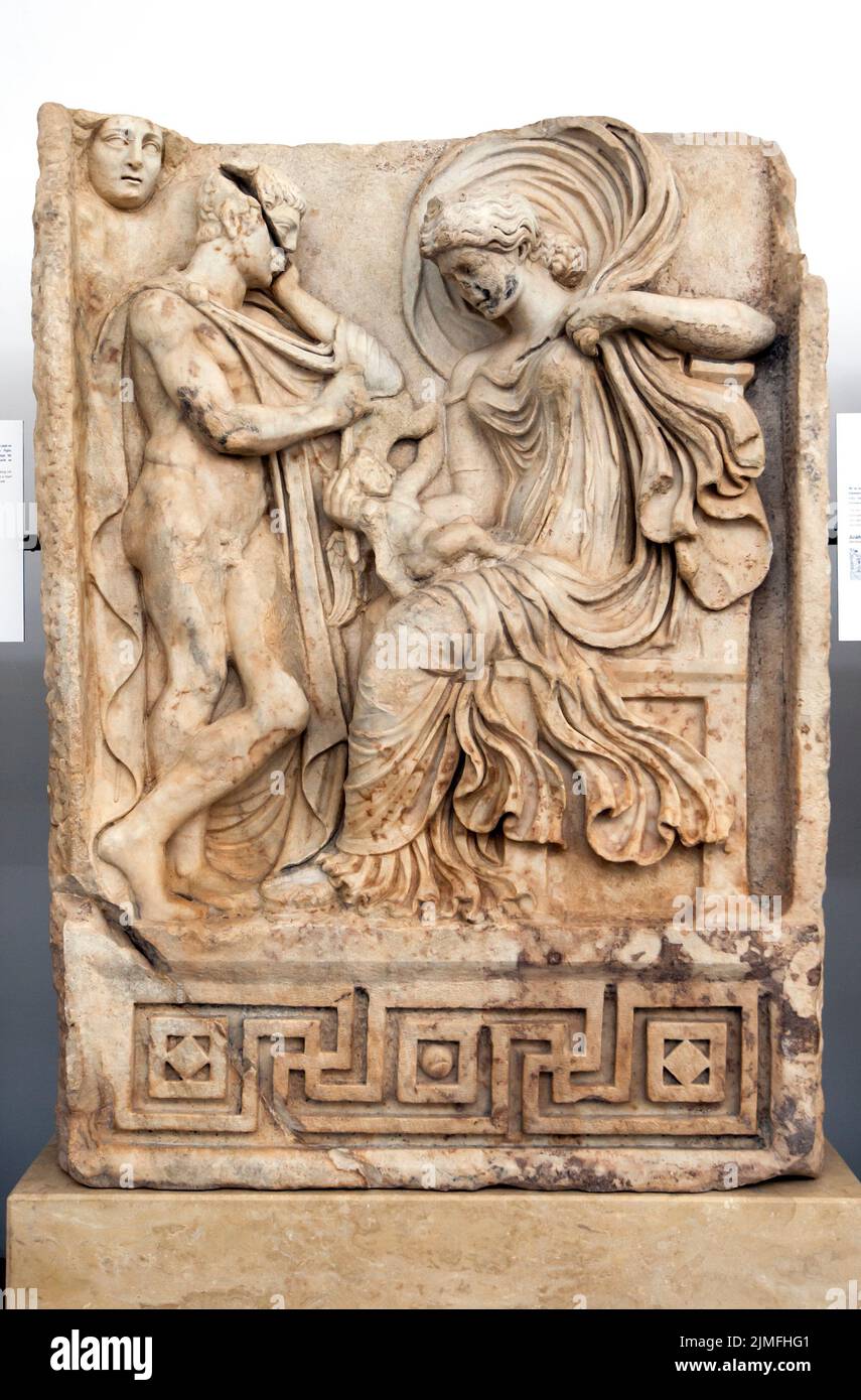 Un'antica statua in pietra all'interno del Museo Afrodisia in Turchia intitolata Anchises e Afrodite. Foto Stock