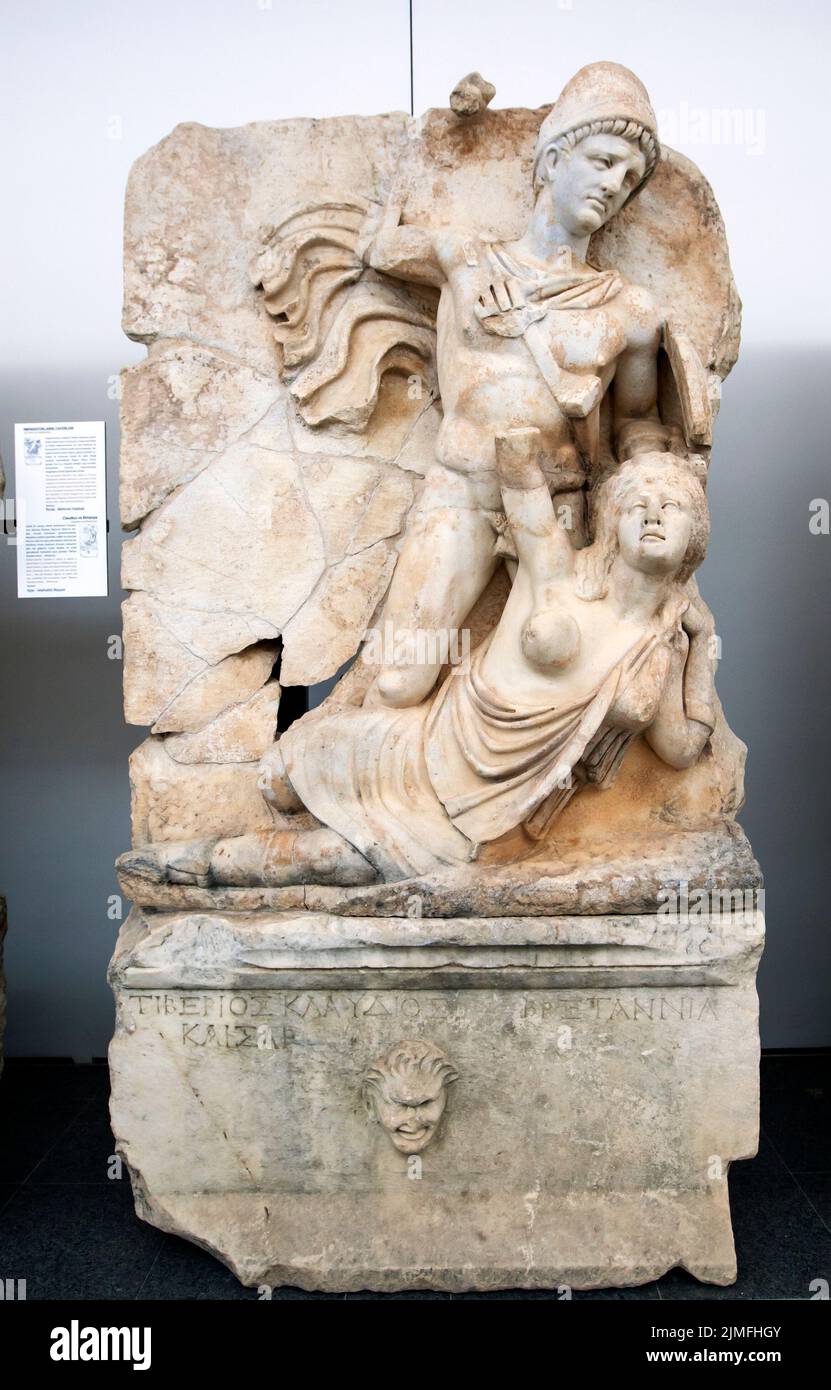 Un'antica statua in pietra all'interno del Museo Afrodisia in Turchia intitolata Claudius e Britannia. Foto Stock