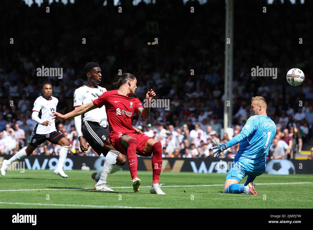 Craven Cottage, Fulham, Londra, Regno Unito. 6th ago 2022. Premier League Football, Fulham Versus Liverpool: Darwin Nunez di Liverpool con un punteggio ingannevole per 1-1 nel 64th minuti Credit: Action Plus Sports/Alamy Live News Foto Stock