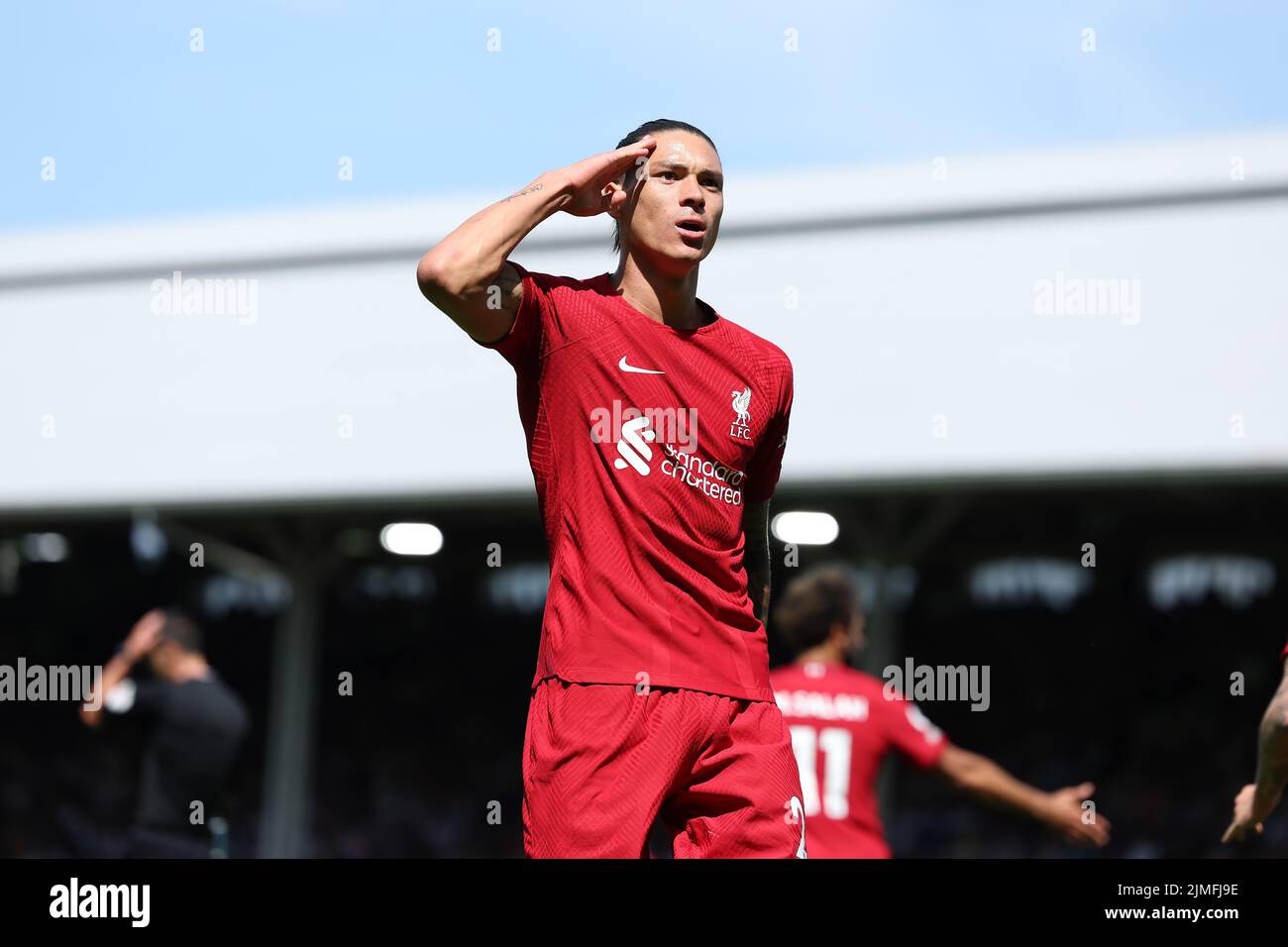 Craven Cottage, Fulham, Londra, Regno Unito. 6th ago 2022. Premier League Football, Fulham Versus Liverpool: Darwin Nunez di Liverpool festeggia dopo aver ottenuto il punteggio di 1-1 nel 64th minuti Credit: Action Plus Sports/Alamy Live News Foto Stock