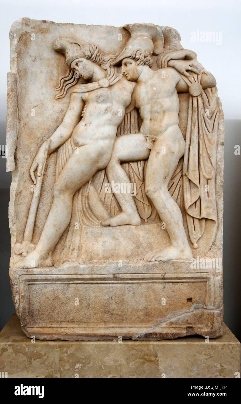 Un'antica statua in pietra all'interno del Museo Afrodisia in Turchia intitolata Achille e Pentesilea. Foto Stock