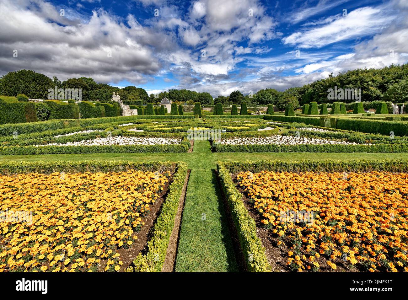 PITMEDDEN GARDEN ABERDEENSHIRE SCOZIA IN ESTATE LOWER GARDEN PARTERRES E SPETTACOLARI AIUOLE DI FIORI Foto Stock