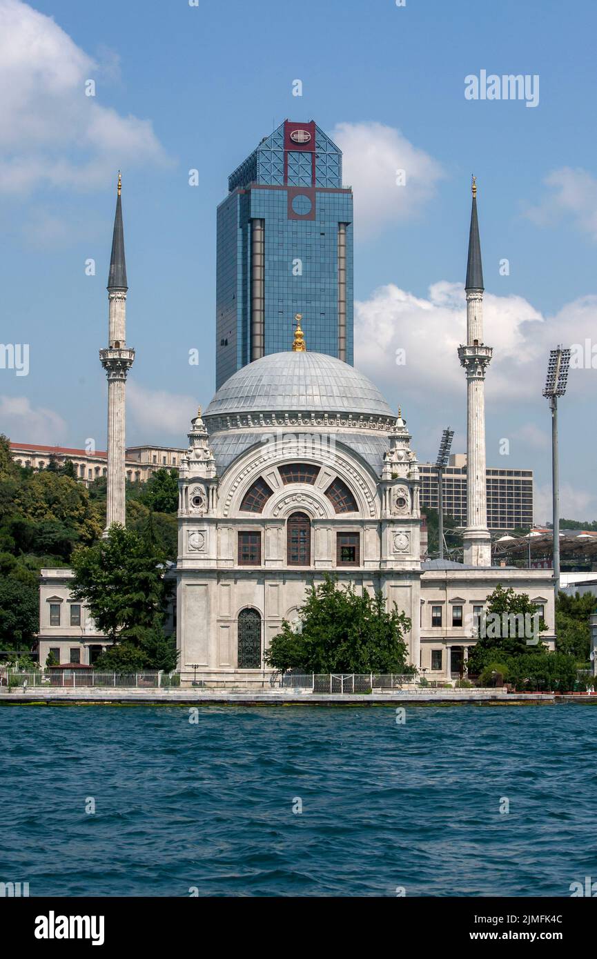 La Moschea Dolmabahce che si trova sulla riva del Bosforo nel distretto di Beyoglu di Istanbul in Turchia. Foto Stock