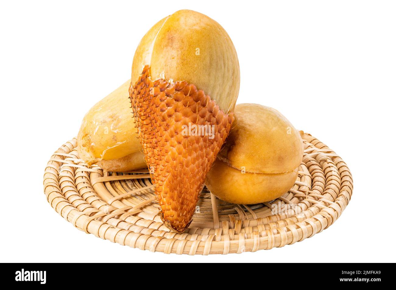 Vista di frutta di salak o serpente su tappeto di bambù isolato su sfondo bianco. Foto Stock