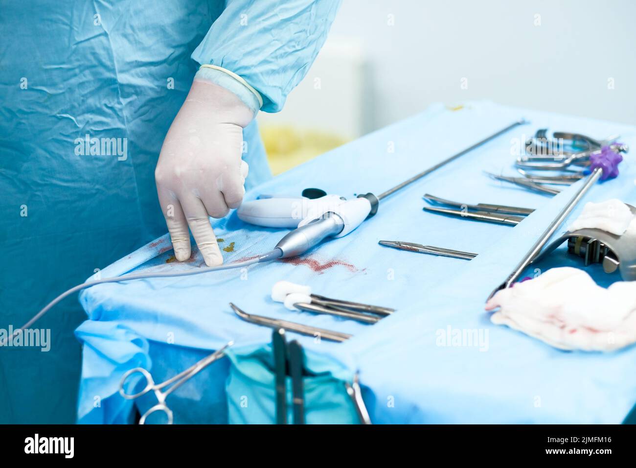 Messa a fuoco selettiva sulla mano di un chirurgo che indossa un guanto sterile. Foto Stock