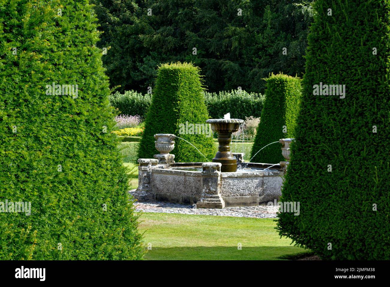PITMEDDEN GARDEN ABERDEENSHIRE SCOZIA IN ESTATE LA FONTANA E RITAGLIATO YEW SCULTURE Foto Stock