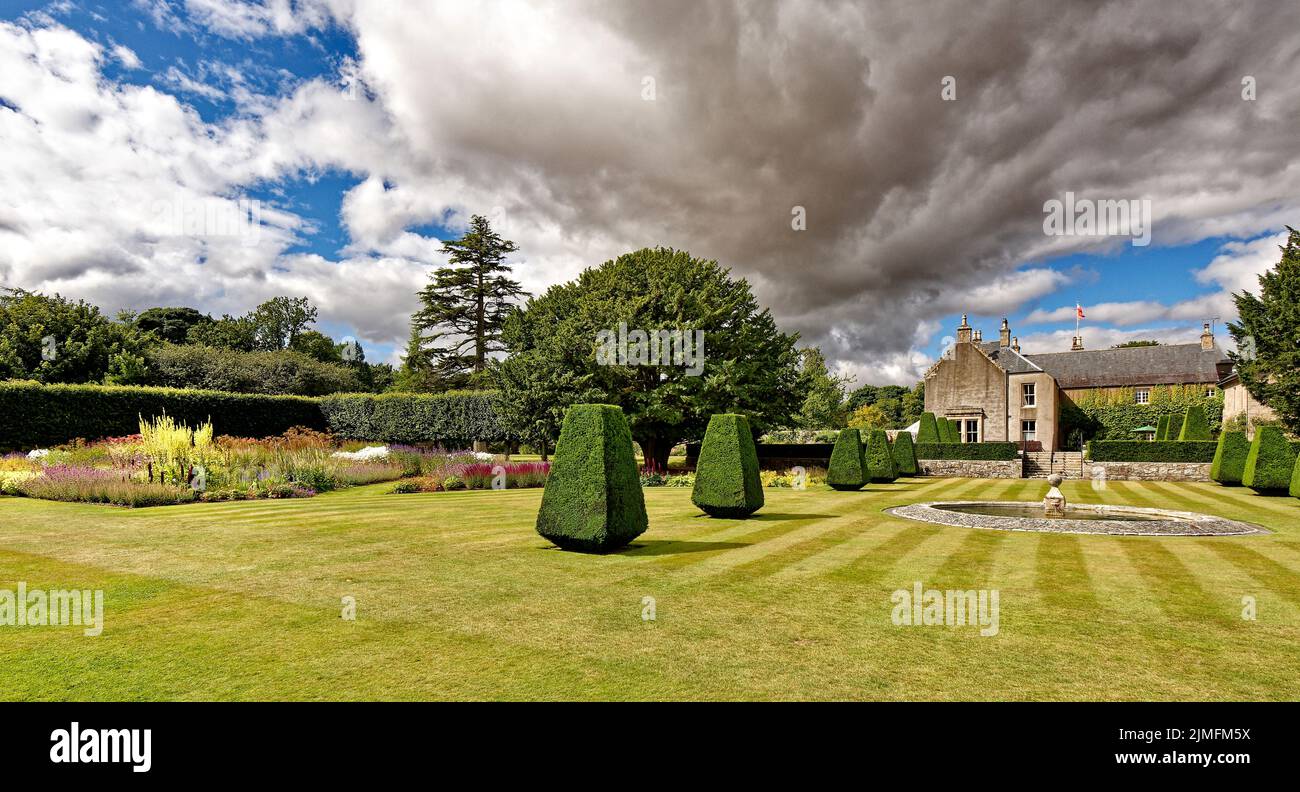 PITMEDDEN GARDEN ABERDEENSHIRE SCOZIA IN ESTATE LA CASA PRINCIPALE CONFINE ERBACEO COLORATO E PRATI Foto Stock