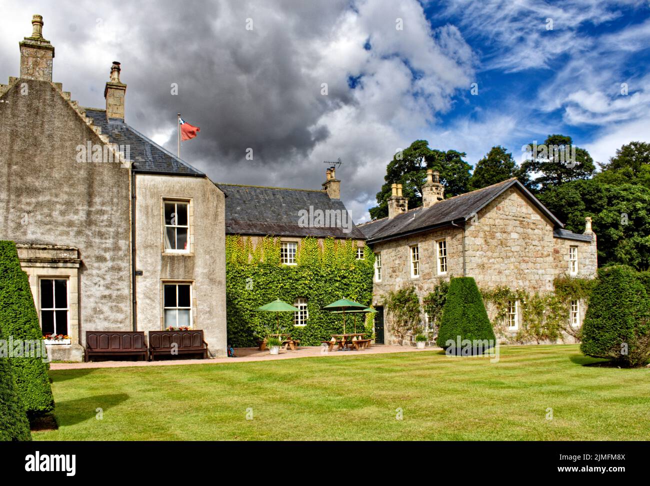 PITMEDDEN GARDEN ABERDEENSHIRE SCOZIA IN ESTATE LE PRINCIPALI CASE E CAFFÈ Foto Stock