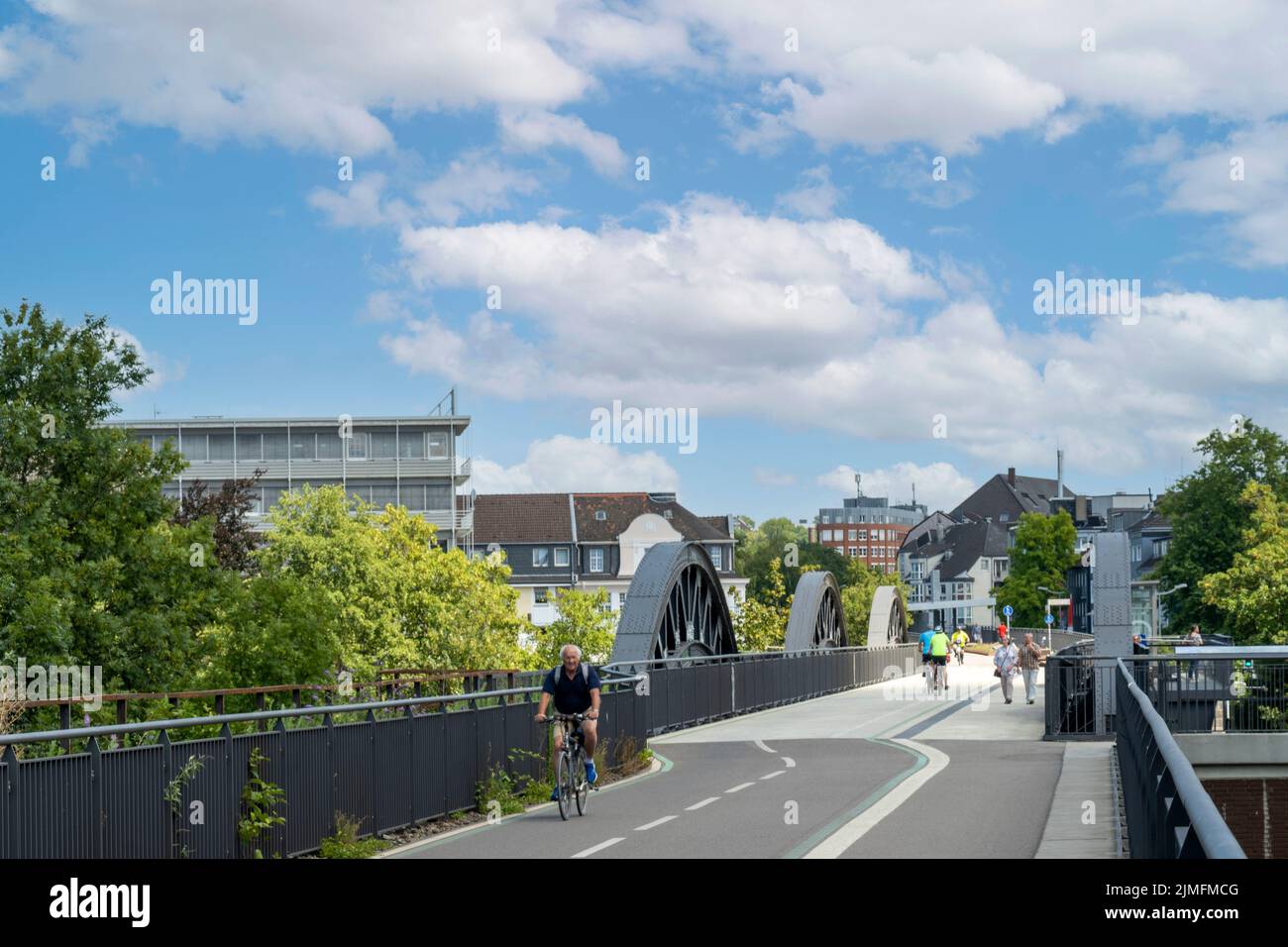 Deutschland, Nordrhein-Westfalen, Mühlheim an der Ruhr, Radschnellweg RS1 über Stadt-Viadukt und die Ruhrbrücke Foto Stock