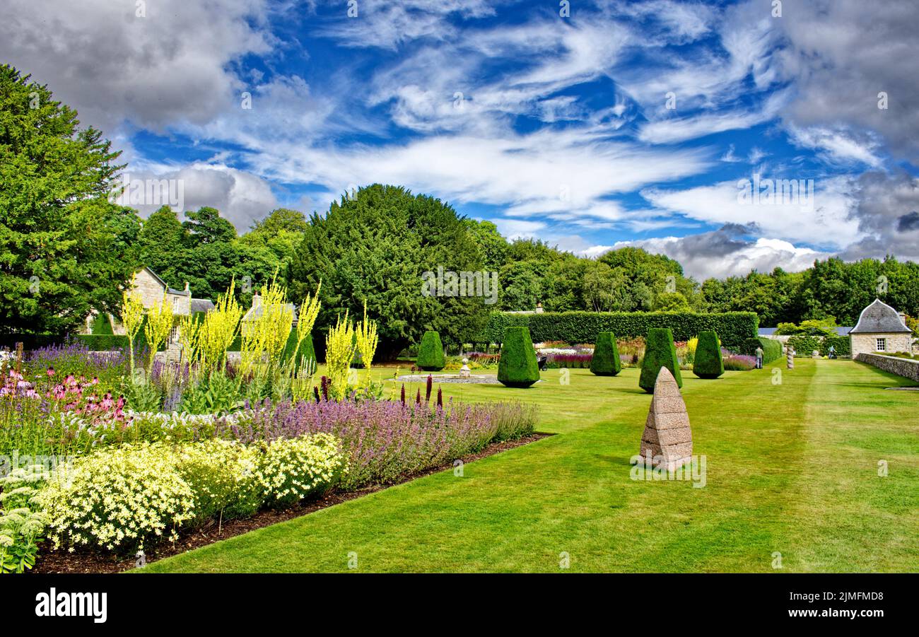 PITMEDDEN GARDEN ABERDEENSHIRE SCOZIA IN ESTATE UPPER GARDEN FLOWER BEDS E GIARDINIERI FALCIANDO I PRATI Foto Stock