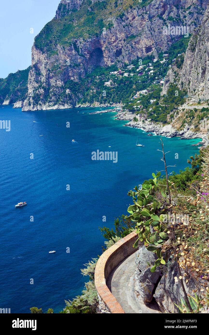Sentiero panoramico lungo la costa dell'isola di Capri, Golf di Napoli, Campania, Italia, Europa Foto Stock